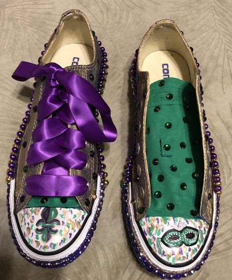 Men’s Mardi Gras Outfit, Diy Mardi Gras Outfit, Mardi Gras Shoes, Mardi Gras Diy, Mardi Grad, Jean Jacket Diy, Madi Gras, Mardi Gras Crafts, Mardi Gra