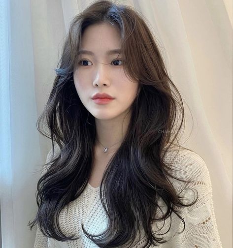 Korean Wavy Hair, Hair Inspiration Long, Hairstyles For Layered Hair, Natural Wavy Hair, Different Hair Types, Blowout Hair, Haircuts For Medium Hair, Haircuts Straight Hair, Hair Essentials