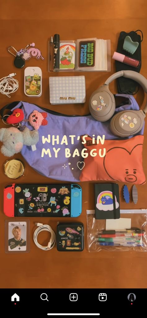 Whats In My Crossbody Bag, Baggu Whats In My Bag, Baggu Bag Accessories, What In My Bag Aesthetic, What’s In My Messenger Bag, What’s In My Baggu, What In My Backpack, Mochila Kpop, Bag Tour