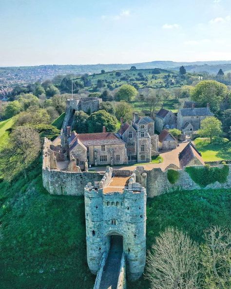 Motte And Bailey Castle, Carisbrooke Castle, Charles I, European Castles, King Edward, Apartment Architecture, Local Hero, Beautiful Sights, Stately Home