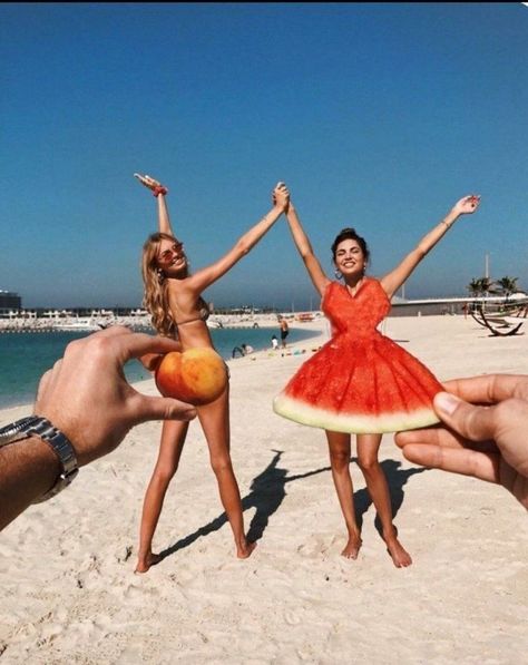 Fruit Clothes, Bestie Photos, Beach Poses With Friends, Fotos Ideas, Summer Picture Poses, Pics Ideas, Beach Photography Poses, Foto Tips, Model Poses Photography