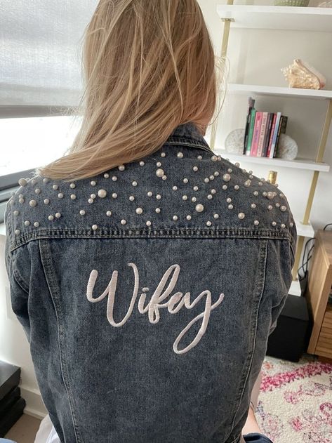 Denim Jacket Wedding, Studded Jean Jacket, Party Jeans, Custom Jean Jacket, Bride Jacket, Diy Denim Jacket, Embroidered Robes, Embroidered Jean Jacket, Jean Jacket Outfits