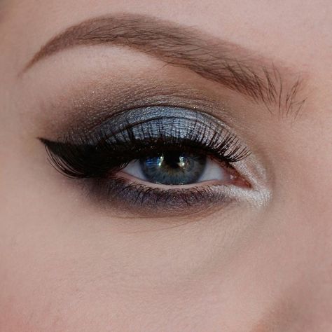 Gray And Blue Eyeshadow, Steel Blue Eyeshadow, Dark Grey Eyeshadow, Blue Grey Eyeshadow, Eyeshadow For Dark Blue Eyes, Blue And Grey Eyeshadow Looks, Blue Eyeshadow Makeup For Brown Eyes, Blue Silver Makeup, Makeup For Light Blue Dress