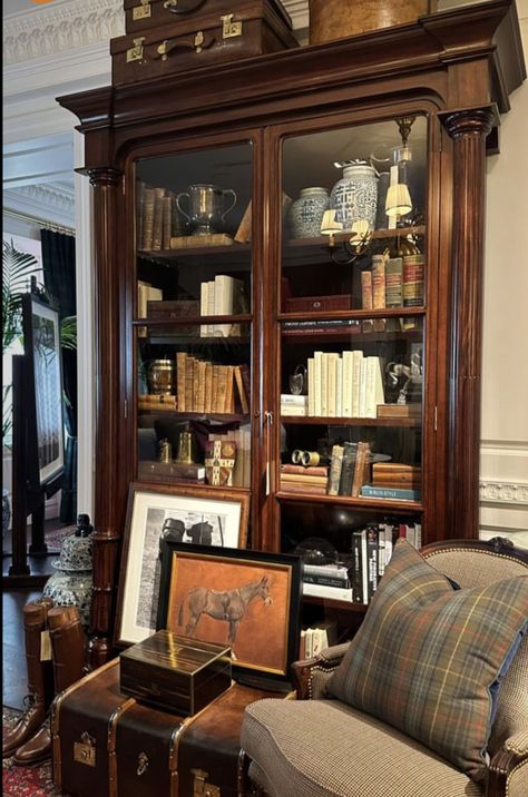 Ralph Lauren Bookcase, Western Home Decor Ranch Style Interior Design Ralph Lauren, Grandpa Chic Interior, Grandpa Chic Decor, Secretary Decor, Dark Academia Interior, Grandpa Chic, British Home, English Decor