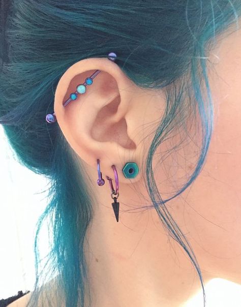 20 Increíbles piercings que solo las chicas rebeldes se atreverían a usar | OkChicas Nice Piercings, Piercings Corps, Ušný Piercing, Facial Piercing, Piercing Bouche, Ear Piercings Tragus, Septum Piercings, Cool Piercings, Cute Ear Piercings