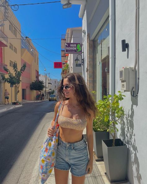 Aesthetic Outfit Pics, Casual Short Outfits, Aesthetic Packing List, Boho Outfits Winter, Boracay Outfit, Bright Outfit Ideas, Summer Outfit Women, Aesthetic Outfit Summer, Casual Shorts Outfit