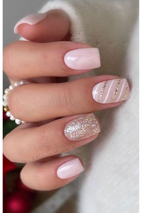 Pink Christmas Nails Simple, Christmas Nails Acrylic Pink, Christmas Nail Designs Pink, Christmas Nails Pink And White, Pink Christmas Nails Acrylic, Pink Christmas Nail, Pink Christmas Nails, Bieber Nails, Christmas Nail Ideas