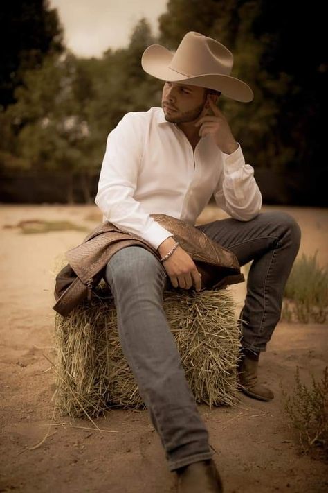 Mexican Cowboy Outfit, Cowboy Outfits Men, Cowboy Style For Men, Angela Aguilar, Western Boots Outfit, Mens Western Wear, Country Aesthetic, Western Photography, Estilo Country