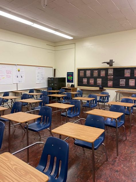 Public School Aesthetic, John Proctor, Classroom Arrangement, Gallows Humor, American High School, Public High School, Future Teacher, Dream School, Video Setting