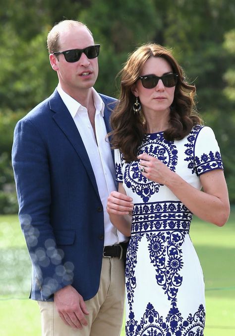 Pin for Later: 34 Delightful Candid Pictures From Kate Middleton and Prince William's Latest Royal Tour Vestidos Kate Middleton, Kate Middleton Style Dresses, Moda Kate Middleton, Principe William Y Kate, Düşes Kate, Princesse Kate Middleton, William E Kate, Looks Kate Middleton, Kate Middleton Dress