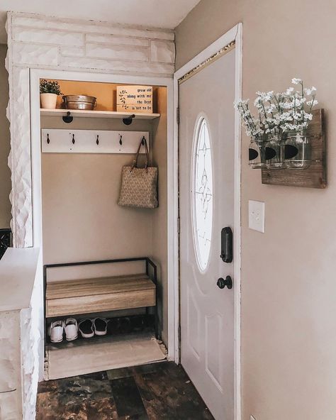 Mini Mudroom Entryway, Tiny Entryway Ideas Front Entry, Open Entryway, Tiny Entryway, Entryway Makeover, House Repair, Apartment Entryway, Student Apartment, Mudroom Entryway