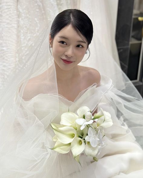 Korean Bridal Hair, Korean Wedding Hair, Korean Wedding Makeup, Asian Wedding Makeup, Korean Bride, Korean Wedding Dress, Hairdo Wedding, Pretty Wedding Dresses, Korean Wedding