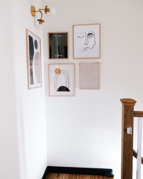 How to create an easy contemporary gallery wall around a corner on a landing! Contemporary Gallery Wall, Corner Gallery Wall, Corner Wall Decor, Family Gallery Wall, Wall Layout, Gallery Wall Bedroom, Gallery Wall Layout, Photo Wall Gallery, Corner Wall