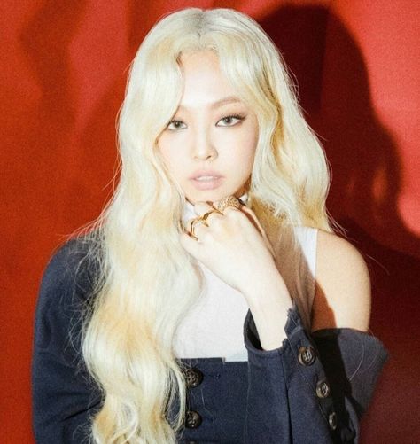 BLACKPINK - Jennie Kim Blonde, Blonde Hair Shades, Strong Girls, Jennie Lisa, Love Photos, Blackpink Photos, Blackpink Fashion, Hair A, Blackpink Jennie