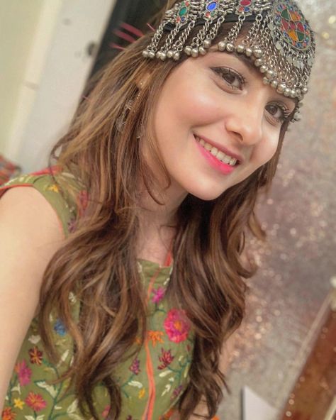 🌸 Forehead Chain, Brown Hair Trends, Hina Altaf, Matha Patti, Afghan Wedding, Pakistani Street Style, Stylish Dpz, Pakistani Dress Design, Girl Online