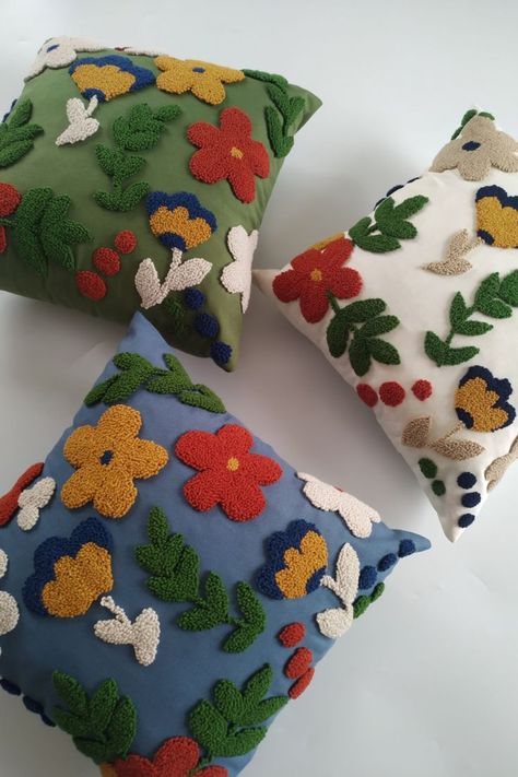 Needle Cushion, Living Room Decor Pillows, Floral Cushion Covers, Mode Crochet, Punch Needle Patterns, Floral Cushions, Small Corner, Punch Needle Embroidery, Crochet Cushions