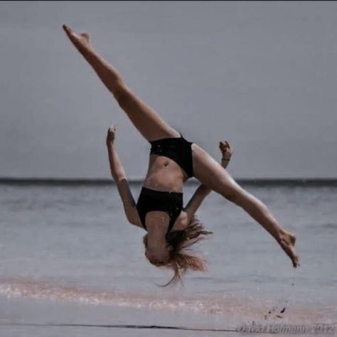 Aesthetic Gymnastics Pictures, Beach Gymnastics, Gymnastics Wallpaper, Get A Six Pack, Gymnastics Tricks, Gymnastics Flexibility, Acro Dance, Dance Picture Poses, Gymnastics Skills