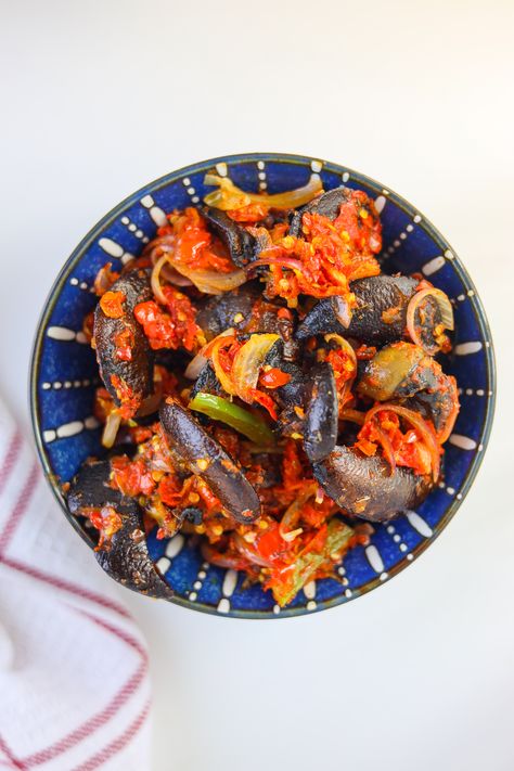 nigerian peppered snail Peppered Snail, Snails Recipe, Deal Or No Deal, Nigerian Recipes, Top Bun, Jollof Rice, Nigerian Food, On October 3rd, African Food