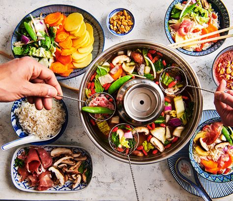 Een avondje op z’n Aziatisch fonduen? Dat doe je met dit Chinese hotpot recept van Lassie. Zo heb je een gezellig avondje met de hele familie om de tafel zonder al te veel gedoe. Zet de hotpot met bouillon op een inductieplaatje in het midden van de tafel en hotpotten maar! Bij Chinees fonduen dip je diverse ingrediënten in de kokende hot pot met bouillon. De perfecte mix om lekker lang te kunnen tafelen en te genieten van heerlijk eten! #chinesefondue #chinesehotpot Chinese Fondue, Chinese Hotpot, Hot Pot, Asian Recipes, Snack Recipes, Snacks, Ethnic Recipes, Van