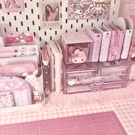 #aesthetic #desk #desksetup #pink #mymelody #wishmemell #twice #nayeon #kpop Cute Desk Ideas Aesthetic Pink, Sanrio Desk Ideas, Pink Kpop Bedroom, Coquette Desk Aesthetic, Kpop Aesthetic Desk, Pink Desk Set Up, Pink Room Aesthetic Ideas, Pink Kpop Room Aesthetic, Pink Aesthetic Rooms