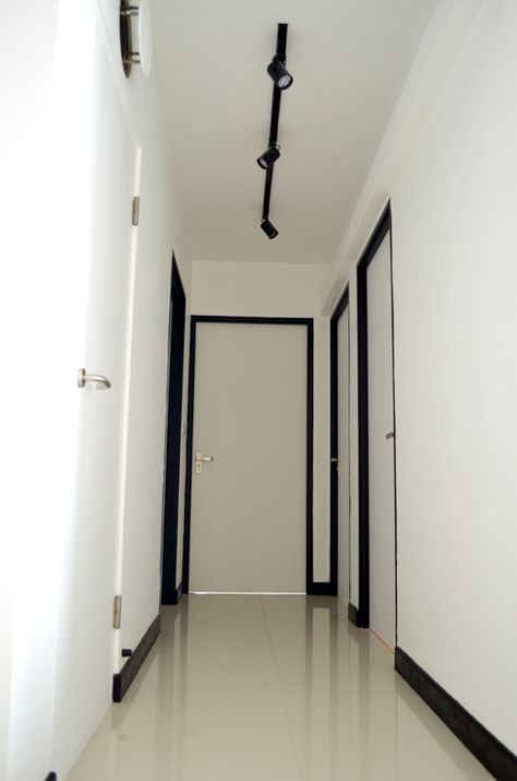 Track lights along the corridor Corridor Lamp Ideas, Home Corridor Lighting, Hallway Ideas Lighting, Room Corridor Ideas, Corridor Lighting Home Hallways, Black Door Frames Interiors, Passage Lighting Ideas, Black Frame Door, Corridor Lighting Design