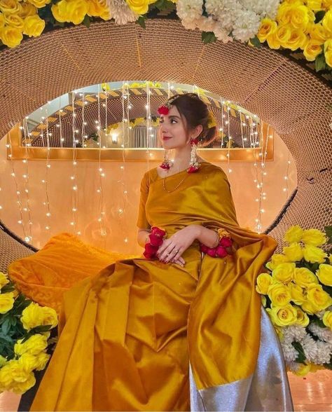 Pakistani Bridal Haldi Dress, Saree For Mehndi Function, Mehndi Dress Indian, Holud Dress Ideas, Dholki Bride, Mehendi Brides, Haldi Look For Bride, Haldi Ceremony Outfit, Haldi Dress