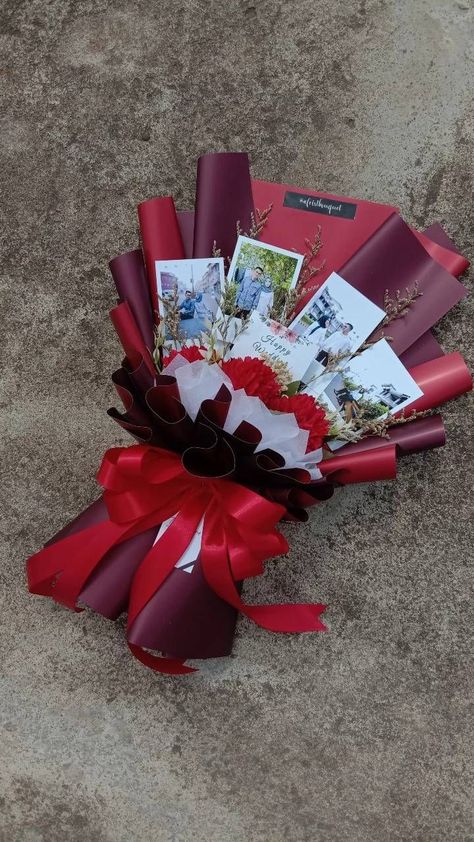 buket cantik dari kombinasi merah muda dan merah tua dengan isi foto . sumber dari inpirasi buket fb Graphic Heart, Diy Bouquet Wrap, Boyfriend Gift Basket, Birthday Room Decorations, Gift Wrapping Techniques, Artsy Pictures, Hipster Wallpaper, Men Hoodies, Cute Birthday Gift