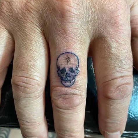 Small Skull Tattoos For Men, Skull Finger Tattoos, Skull Tattoos For Men, Small Skull Tattoo, Small Tattoos For Men, Skull Ideas, Artsy Tattoos, Small Tattoos For Guys, Design Drawings