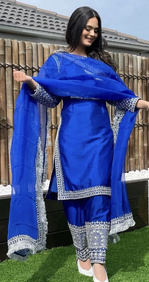 Luxurious Outfits, Simple Indian Suits, Suits For Women Indian, Punjabi Outfits, Pakistani Fashion Casual, Desi Fashion Casual, Simple Pakistani Dresses, Embroidery Suits Design, Designer Dresses Casual