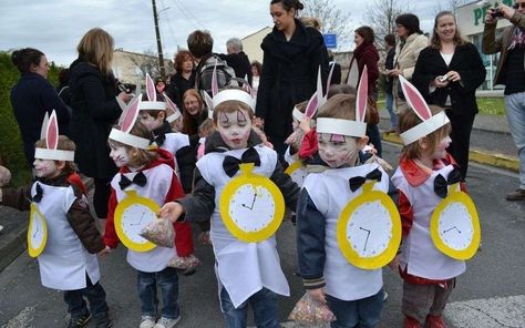 Carnaval avec «� Alice aux pays des merveilles » - Sud Ouest.fr Alice In Wonderland Decorations, Sweet Sunday, Alice In Wonderland Costume, Wonderland Costumes, Alice In Wonderland, Education, Halloween