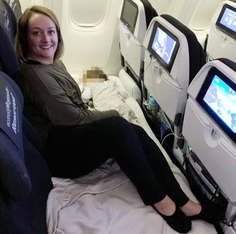 Adele shared the trick to help out other parents First Class Airline, Sleeping On A Plane, Long Haul Flights, Plane Seats, Airplane Seats, Economy Seats, Ireland Road Trip, Europe On A Budget, Air New Zealand