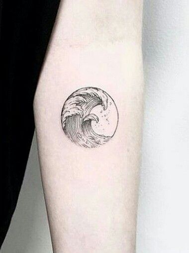 wave in circle Wellen Tattoo, Wave Tattoo, Pisces Tattoos, Tattoo Zeichnungen, Disney Tattoo, Cute Small Tattoos, Diy Tattoo, Waves Tattoo, Small Tattoo Designs