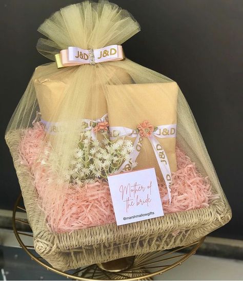 Mother’s cloths wrapped in a peach and light brown theme in a cane basket. Baat Pakki Ideas, Traditional African Wedding, Hampers Idea, Fruit Flower Basket, Wedding Hampers, Baat Pakki, Wedding Gift Hampers, Engagement Box, Hamper Gift Basket