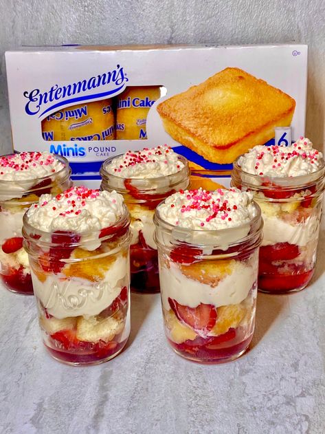 Strawberry Shortcake In A Jar, Mason Jar Desserts Recipes, Mason Jar Cakes, Redhead Mom, Desserts In A Jar, Cake Jars, Cups Recipes, Jar Desserts, Mason Jar Desserts