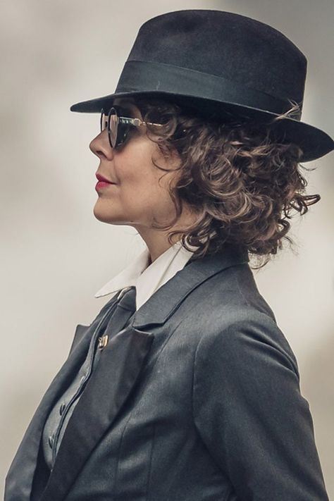 Helen McCrory as Polly Shelby Aunt Polly Peaky Blinders, Peaky Blinders Fashion, Peaky Blinders Costume, Polly Gray, Helen Mccrory, Steven Knight, Peaky Blinders Characters, Peaky Blinders Wallpaper, Red Right Hand