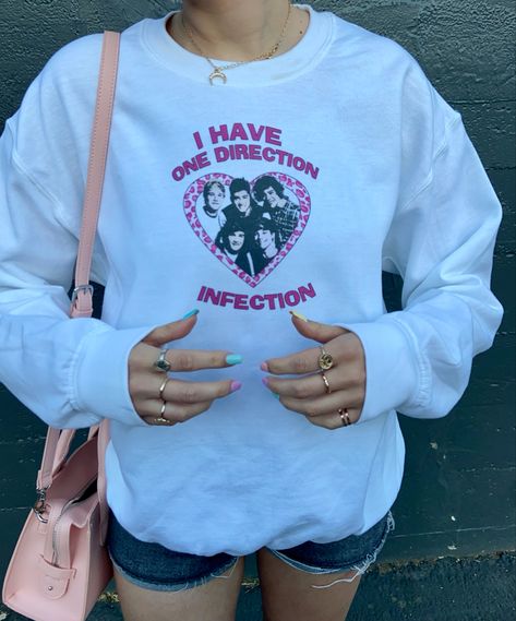 One Direction Merch Aesthetic, One Direction Clothes Aesthetic, One Direction Clothes, One Direction Sweatshirts, Pleasing Crewneck Harry Styles, 1d Reunion, 2013 Aesthetic, One Direction Hoodies, Old One Direction Merch