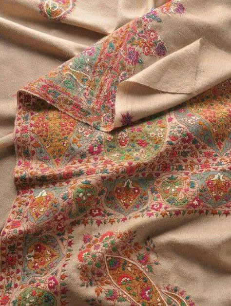 Pakistan Embroidery, Afgani Dress, Scarf Shoot, Shawl Embroidery, Kashmiri Embroidery, Kashmiri Shawls, Embroidered Border, Scarf Casual, Kantha Work