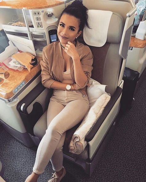 Emirates cabin crew flying as PAX @dubai_maven First Class Flight Black Woman, Fly Emirates Cabin Crew, Cabin Crew Ryanair, Business Class Flight Emirates, Quatar Airway Cabin Crew, Emirates Cabin Crew, Business Class Flight, Flight Attendant Fashion, Flying With A Baby