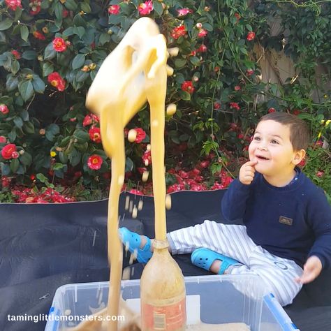 25 Water STEM Activities for Kids - Taming Little Monsters Coke And Mentos Experiment, Experiments For Preschoolers, Coke And Mentos, Science Experiments Videos, Summer Science Activities, Science Activities For Toddlers, Easy Stem, Steam Activity, Toddler Videos