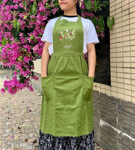 Whether you’re treating yourself or surprising a loved one, this apron is a delightful addition to any gardener’s or mom’s collection. 🌿🌸 🌿 buy now on stitcheryzone.com #embroideredapron #giftformum #handmadepron #flowersapron Bee Apron, Apron Women, Apron Gardening, Embroidered Text, Flowers Daisy, Clothes Embroidery Diy, Embroidered Apron, Apron Kitchen, Hand Embroidered Flowers