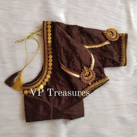 Blouse Traditional Designs, Kaasu Work Blouse Designs, Aari Work For Beginners, Work Blouse Hand Designs, Aari Work Embroidery, Blouse Aari Work, Worked Blouse, Silk Saree Blouse Designs Patterns, Latest Blouse Designs Pattern