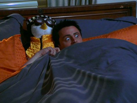 You can’t go to sleep without watching at least two episodes. | 22 Signs You’re Still Addicted To “Friends” Joey Friends, Friends Scenes, Friends Cast, Friends Tv Series, Memes Lol, Joey Tribbiani, رعب نفسي, Friends Moments, Friends Series