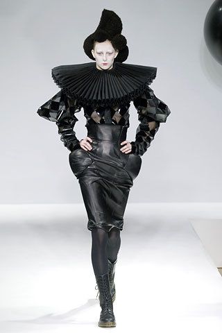 Gareth Pugh Fall 2006 Ready-to-Wear Collection Photos - Vogue Circus Fashion, Haute Couture Style, Extreme Fashion, Gareth Pugh, Dior Haute Couture, Couture Mode, Weird Fashion, Futuristic Fashion, Fashion Inspiration Design