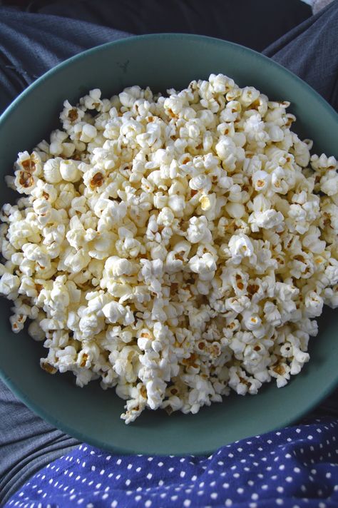 Healthy foods to help your carb fix. Coconut oil and Himalayan salt popcorn Healthy Carb Snacks, Christmas Flavors, Carb Cravings, Healthy Popcorn, 2024 Recipes, Popcorn Recipes, Quick Easy Snacks, Recipe Community, Easy Snack Recipes