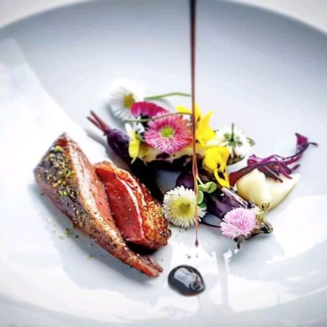 Explore @uwespaetlich on @chefstalk app #chefstalk    #Regram via @www.instagram.com/p/ByV-SUFnnsT/ Food Entrees, Gastronomic Food, Smoked Potatoes, Plated Food, Chef Jobs, Plating Ideas, Onion Sauce, Beef Tenderloin, Like And Comment