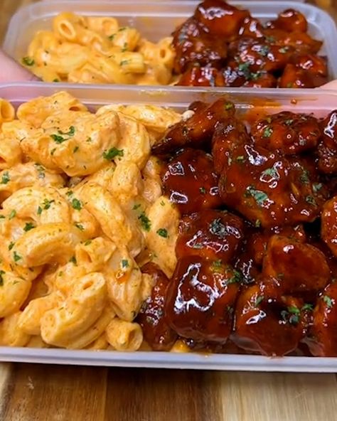 High-Protein Honey BBQ Chicken Mac & Cheese 🍗🧀 | chicken meat, macaroni and cheese | That's my meals sorted for the week 😎🍗 | By FOODbible - Facebook | The most delicious high protein honey barbecue chicken mac and cheese. So easy to meal prep. Slice your chicken into cubes then add garlic, black pepper, paprika, salt, and olive oil. Mix till the color changes then cook on medium heat for eight minutes till golden brown. Turn off the heat. Add honey and barbecue sauce. Mix well then set the Honey Barbecue Chicken, Chicken Mac And Cheese Recipe, Buffalo Mac And Cheese, Mini Lemon Cheesecakes, Honey Bbq Chicken, Honey Barbecue, Honey Bbq, Clean Diet, Chicken Meat