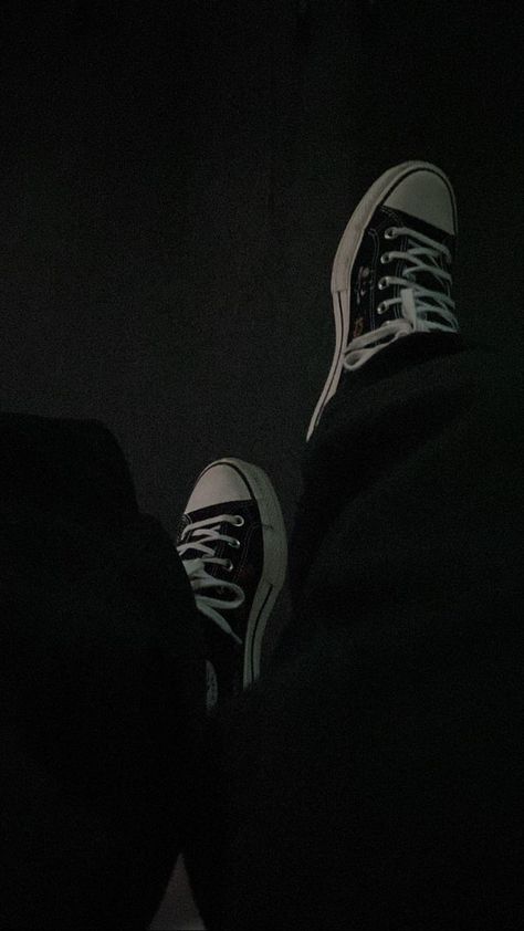 Converse Pictures Aesthetic, Dark Converse Aesthetic, Converse Dark Aesthetic, Converse Wallpaper, Converse Photo, Shoes Pics, Peaky Blinders Wallpaper, Jordan Logo Wallpaper, Dark Black Wallpaper