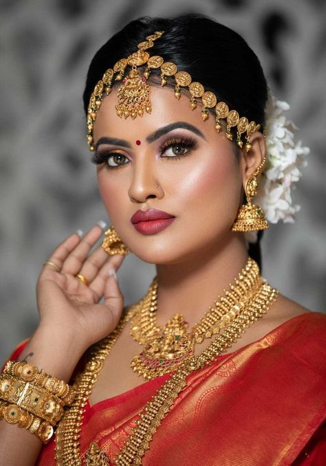 #meenakshidutt #makeupartist #meenakshiduttmakeovers #makeuplooks #bride #bidalmakeup #makeuplife #academy #salon #hairstyles #indianbride #indianwear #weddinmakeup #weddingideas #indianjewellery #beauty #eyemakeup #bride #bridalmakeup #MakeupLovers#hdmakeup #dewymakeup Indian Makeup Looks, South Indian Bride Saree, Indian Bride Poses, Indian Bride Makeup, Bridal Eye Makeup, Top Makeup, Best Bridal Makeup, Beauty Parlour, Best Makeup Artist