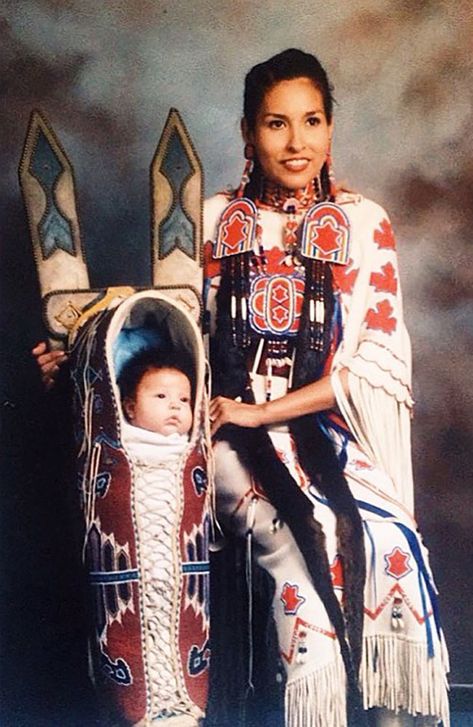 Native Women, Native American Woman, Native American Children, Native American Regalia, American Indian History, Native American Clothing, Wilde Westen, Native American Pictures, Native American Artwork