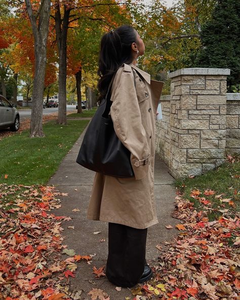 🍂 #fallstyle #outfitinspo #falloutfit fall 2024 baggy jean barrel pants trench coat studded top coach brooklyn 39 bag aesthetic Coach Brooklyn Shoulder Bag Outfit, Coach Brooklyn Bag, Coach Brooklyn, Brooklyn Bag, Barrel Pants, Shoulder Bag Outfit, Baggy Jean, Bag Aesthetic, Bags Aesthetic